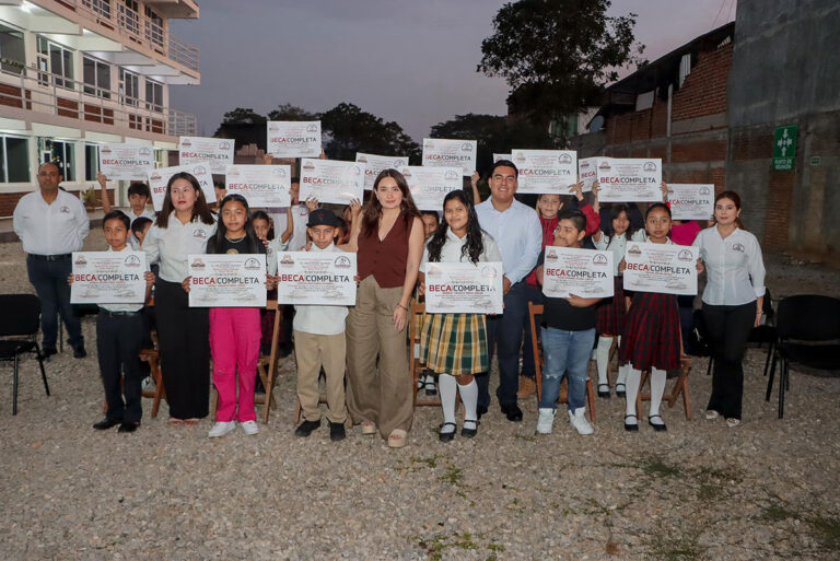 Ayuntamiento de Villaflores e Instituto Panamericano entregan becas para impulsar la educación