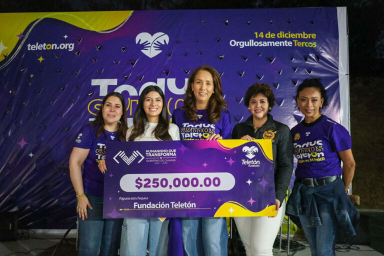 En representación de Eduardo Ramírez, Yazz Ramírez realiza donativo en el Boteo Teletón 2024