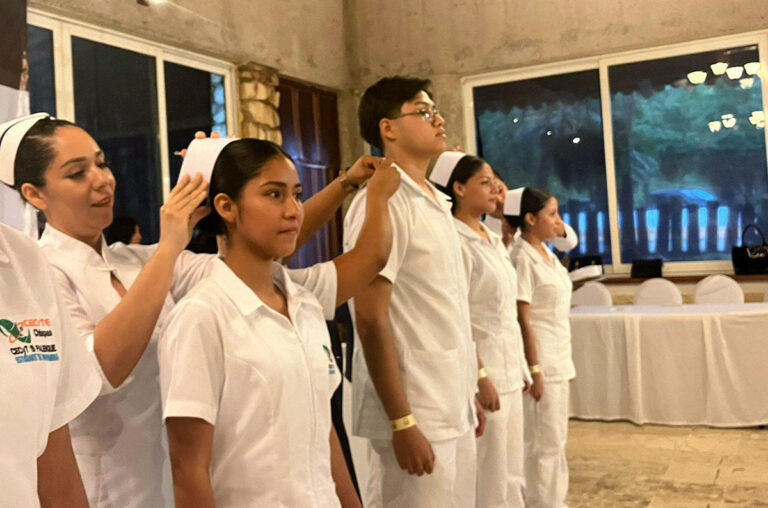 Ceremonia de imposición de ‘Cofias e Insignias’ en el Cecyt 19 Palenque