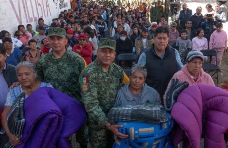Ante bajas temperaturas, Defensa reparte cobijas a personas vulnerables en CDMX