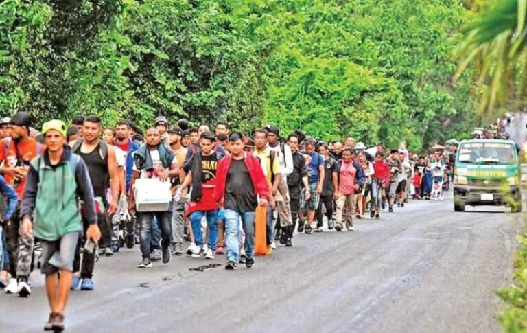 Se enfilan en caravana a EU 2,500 migrantes