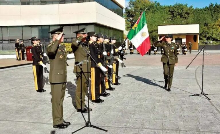 Otra mujer toma un mando militar; subdirección de la escuela de medicina