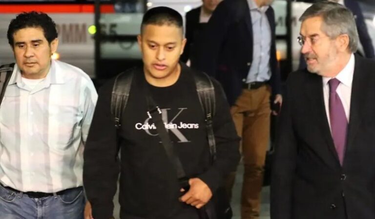 Llegan marinos mexicanos secuestrados en Yemen; fueron 14 meses de cautiverio