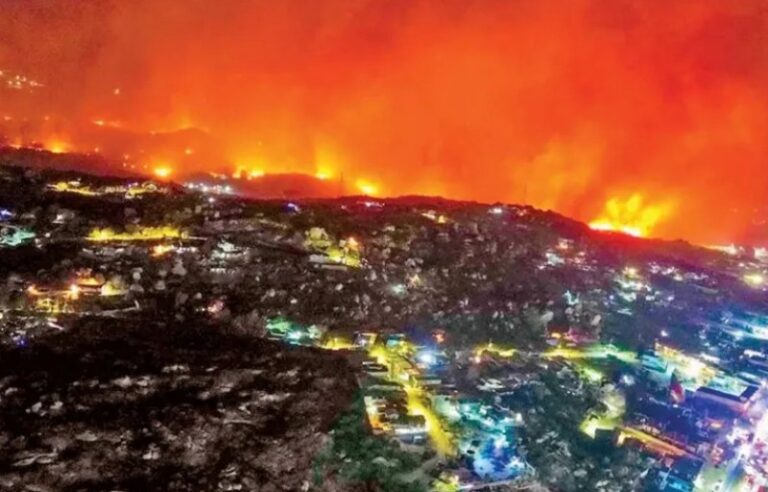 Incendio en Baja California provoca desalojos y cierre de vía; fuertes vientos lo avivan