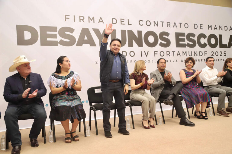 Moreno Guillén presente en la firma de contrato de mandato de desayunos escolares
