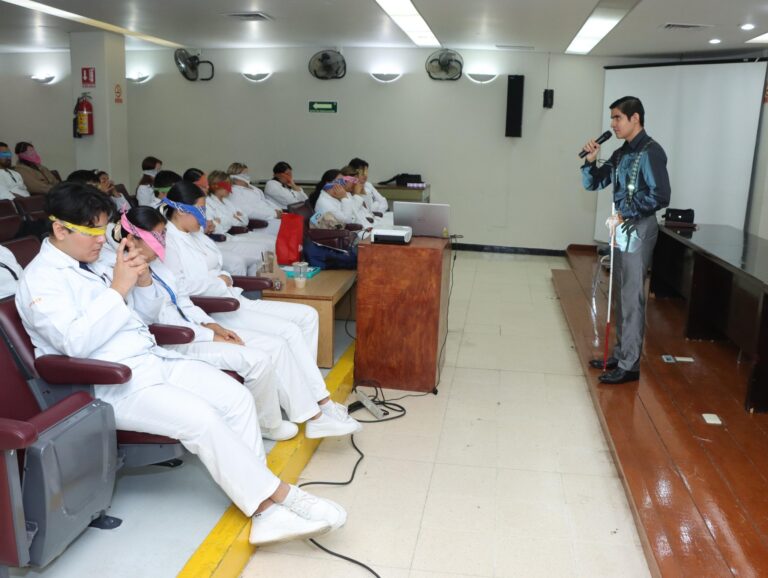 Sensibiliza Poder Judicial a estudiantes de medicina para atención a personas con discapacidad visual
