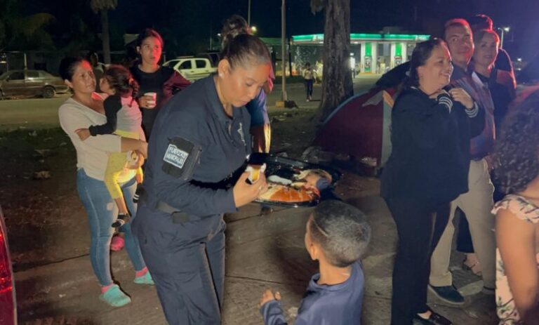 Policías llevan roscas de Reyes y chocolate caliente a migrantes varados en la Frontera Sur