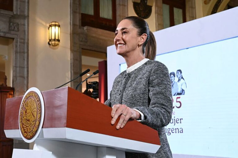Presidenta presenta Olinia, primera armadora mexicana de mini vehículos eléctricos desarrollados en México