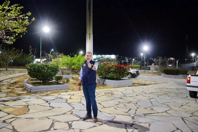 Encabeza Ángel Torres rehabilitación de luminarias en el circuito del Asta Bandera