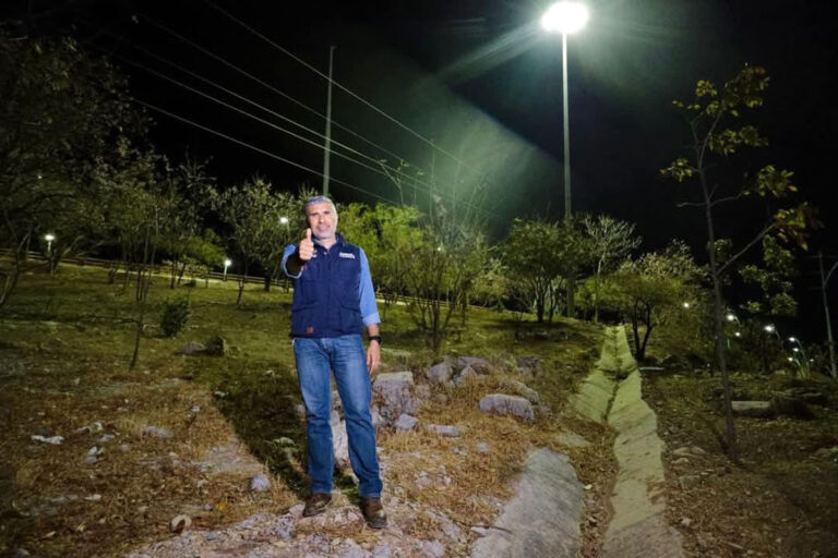 Iluminamos importante distribuidor vial en Tuxtla: Ángel Torres