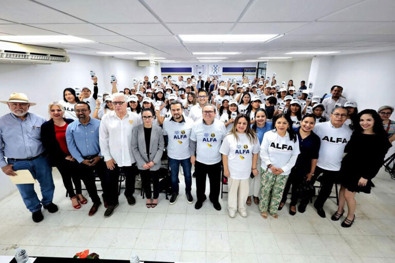 Entregan celulares a jóvenes de la UNACH que forman parte del Programa de Alfabetización ‘Chiapas Puede’