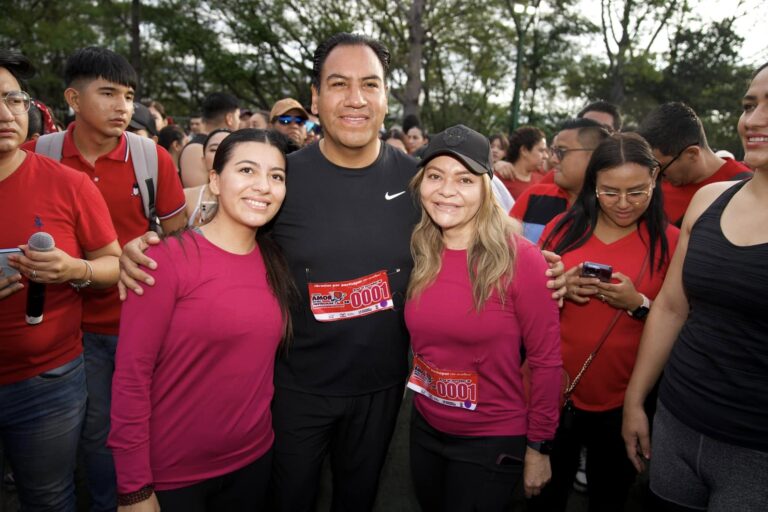 Participan Eduardo Ramírez, su esposa e hija en carrera ‘Para el amor no hay obstáculos’