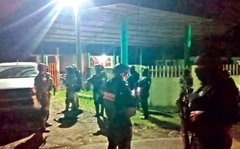 Caen 13 policías y 2 funcionarios en cateo; aseguran armas y drogas en Tabasco