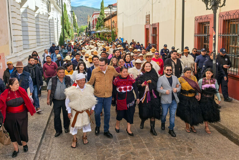 Fabiola Ricci recibe el Bastón de Mando de 106 comunidades de San Cristóbal
