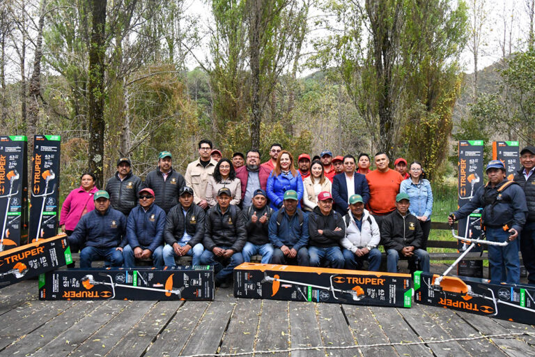 Entrega Fabiola Ricci equipamiento a trabajadores de parques y jardines de San Cristóbal