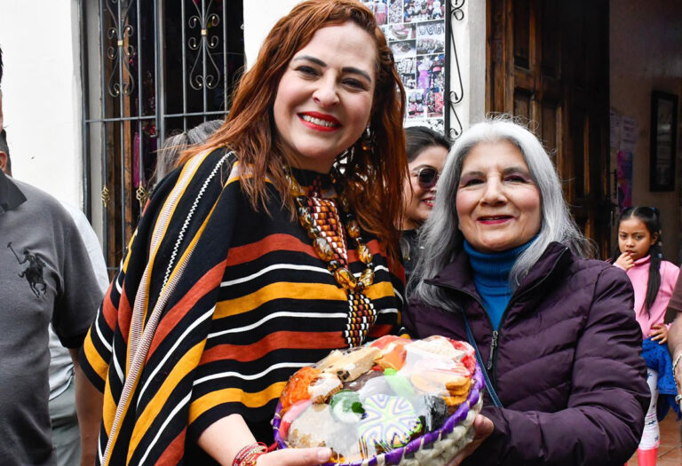 Fabiola Ricci reitera compromiso con locatarios del mercado de Dulces y Artesanías de San Cristóbal
