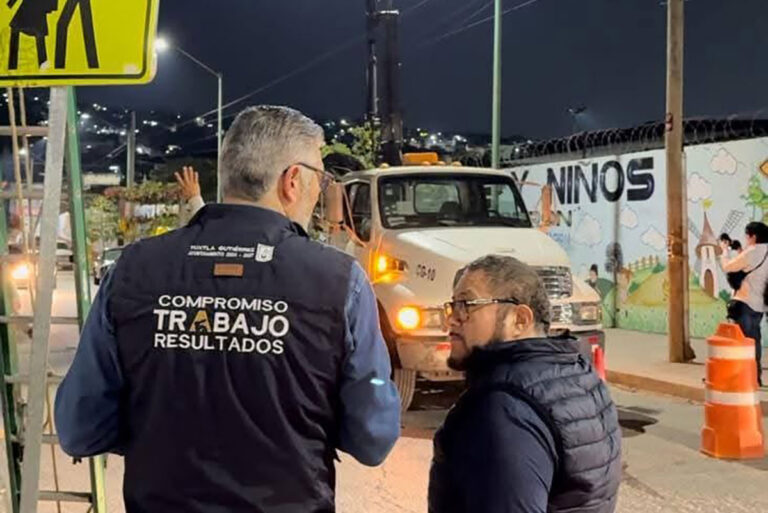 Llevamos alumbrado público a la colonia La Democrática: Ángel Torres