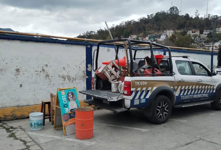 Retiran objetos utilizados para apartar espacios en calles del mercado Castillo Tielemans