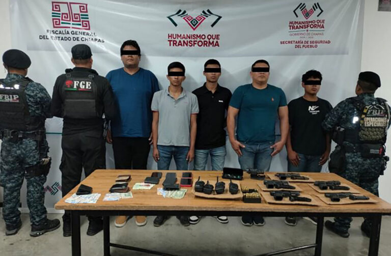 En Venustiano Carranza, detienen a 5 personas y se aseguró un arsenal y vehículos