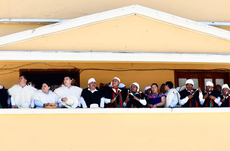 Junto al pueblo de Chamula, Eduardo Ramírez disfruta el carnaval K’in Tajimoltik