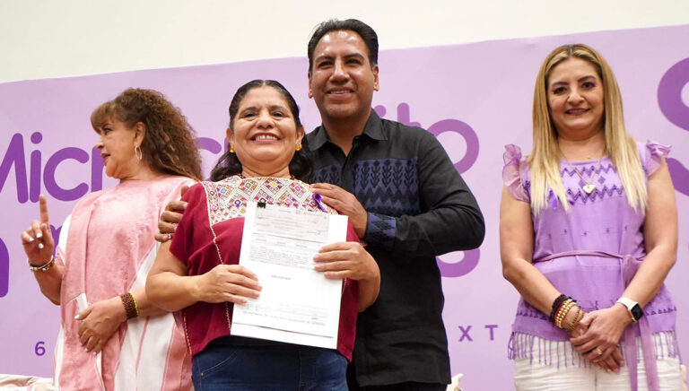 Eduardo Ramírez impulsa autonomía económica de mujeres con entrega de microcréditos