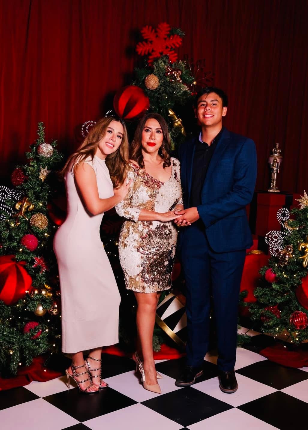 Laura García con sus hijos Montse y Leonardo