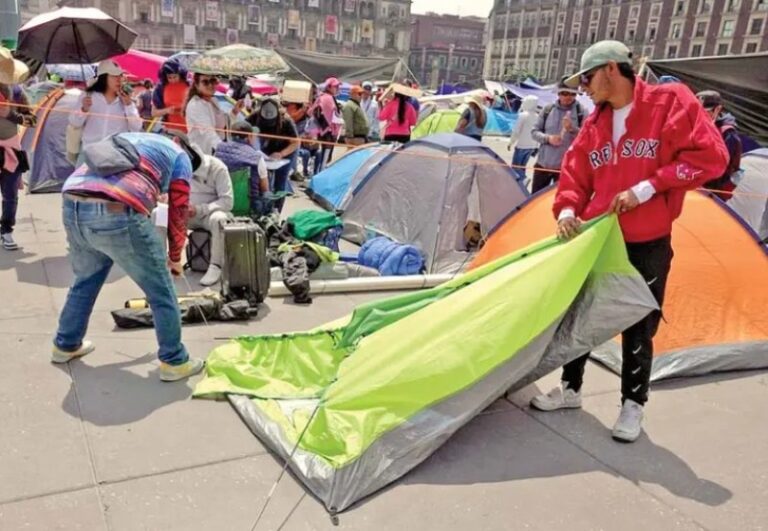 CNTE levanta plantón del Zócalo luego de 3 días de caos