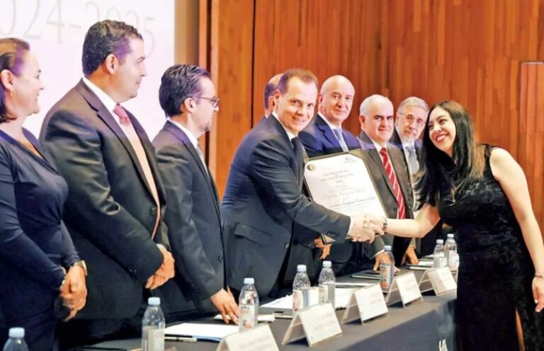 Distinguen a médicos especialistas e impulsan la excelencia