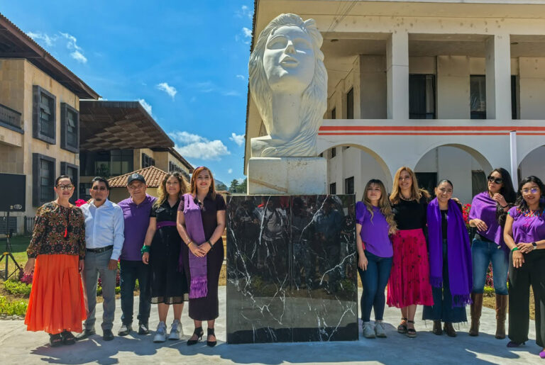 Rinden homenaje a la Mujer Universal con un espacio público y escultura conmemorativa