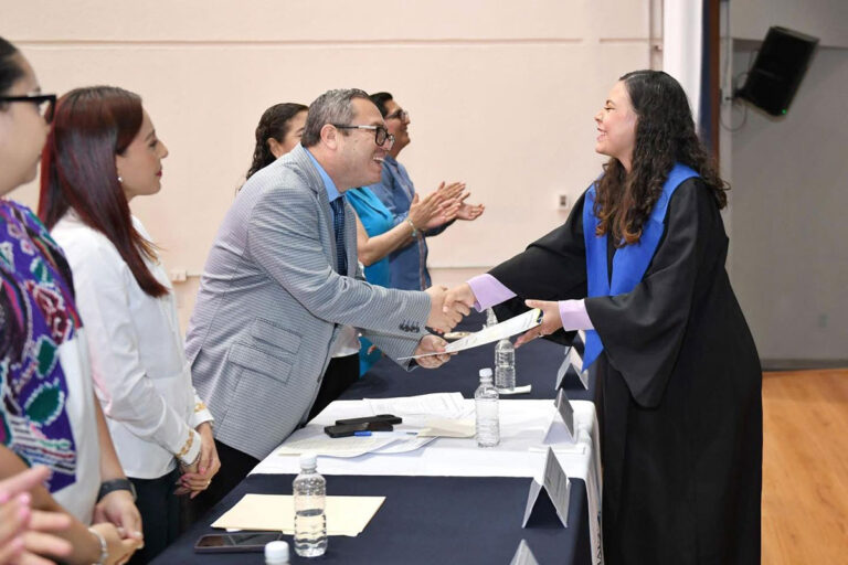 Encabeza el rector Oswaldo Chacón la ceremonia de graduación de estudiantes de la Facultad de Lenguas