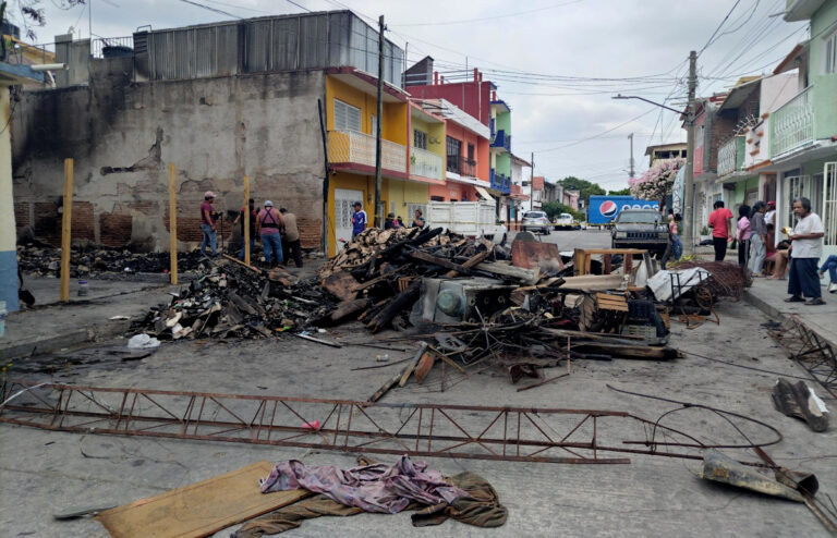 Solicitan apoyo para los hermanos Hernández, tras incendio que consumió su humilde hogar