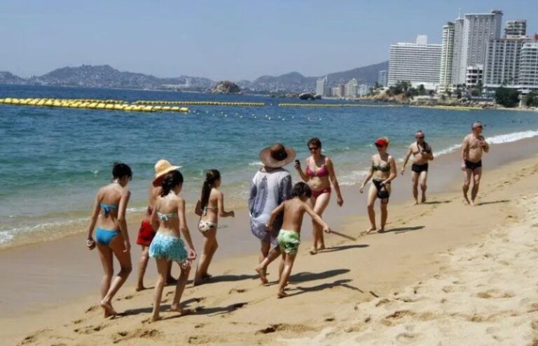 Pese a que Cofepris dijo que no, gobierno de Acapulco garantiza playas limpias a visitantes