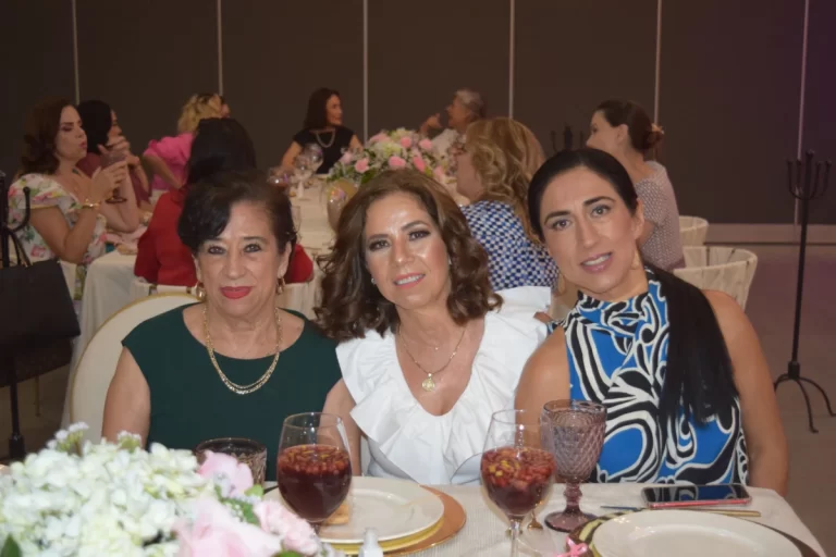 Disfrutan reunirse entre amigas