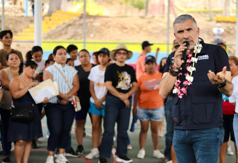 Vecinos y Ayuntamiento rehabilitan parques en Tuxtla
