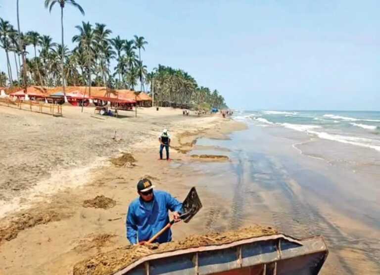 Chapopote cubre playas de Paraíso; exigen a Pemex informar lo sucedido