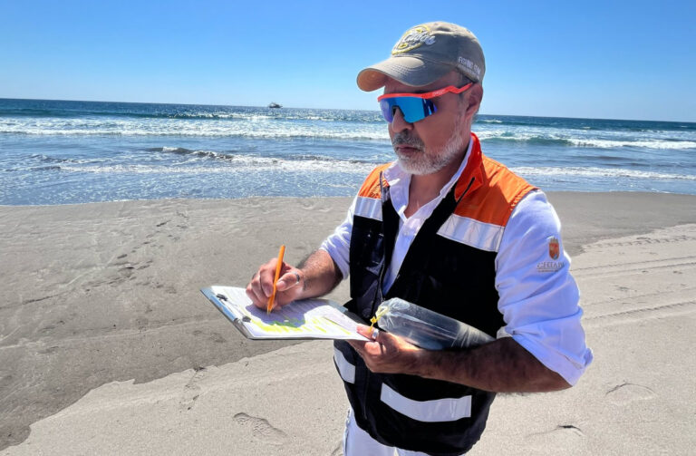 Salud establece veda sanitaria en Bahía de Paredón, por marea roja
