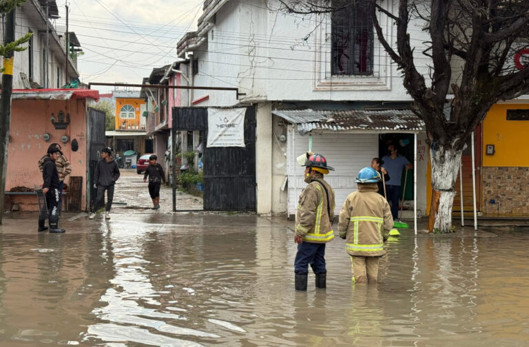 Atienden bomberos de SCLC reportes por inundaciones en distintos puntos de la ciudad