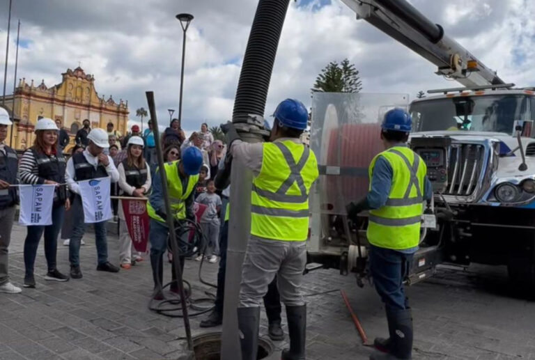 Presidenta Fabiola Ricci Diestel llama a evitar taponamientos por basura en San Cristóbal