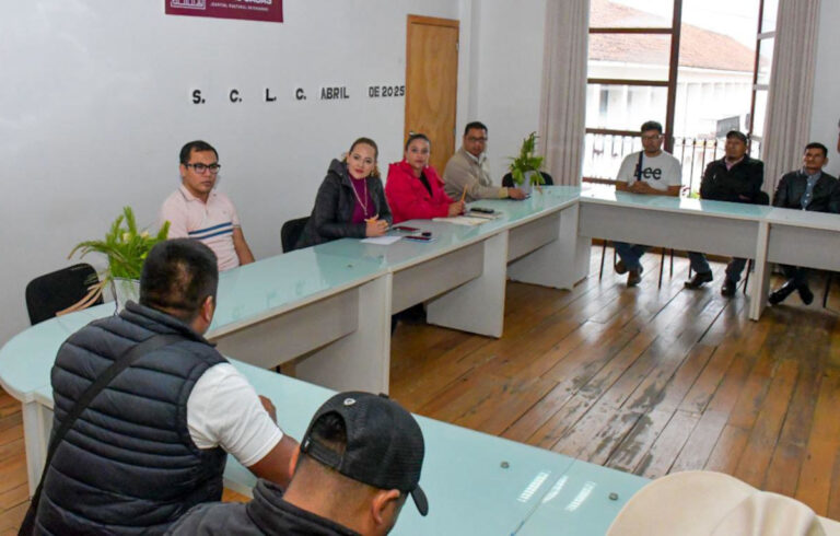 Se reúne alcaldesa Fabiola Ricci con autoridades de la comunidad El Escalón