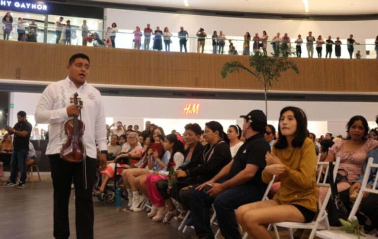 SSP llevó serenata a las madres en Plaza Ámbar
