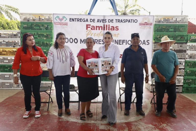 Valeria Rosales entrega aves en La Garza