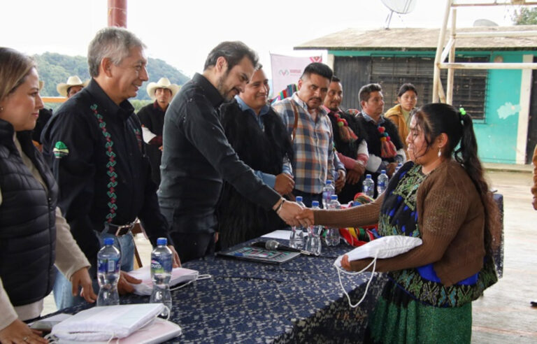 Continúa entrega de la Beca Rosario Castellanos en la región Altos Tsotsil Tseltal