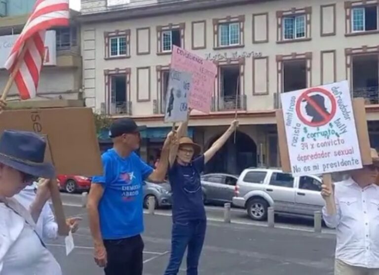 Estadunidenses toman calles de Veracruz para pronunciarse contra Trump