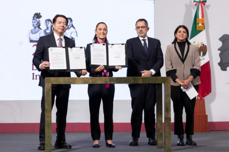 Claudia Sheinbaum firma decretos que mejoran las condiciones laborales del magisterio