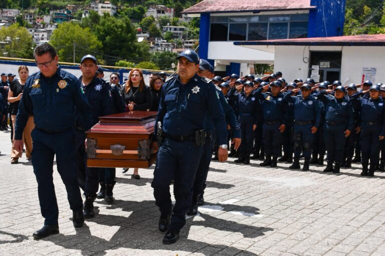 Rinden homenaje de cuerpo presente al Policía Tercero Alfredo Gómez Méndez