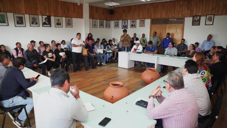 Atiende Fabiola Ricci peticiones de vecinos de Fuerza Ciudadana