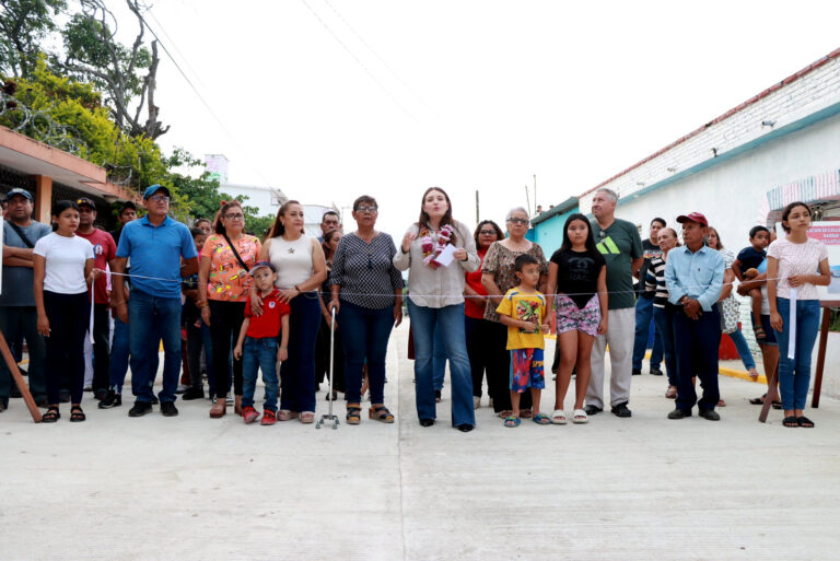 Valeria Rosales inaugura una calle más en Villaflores
