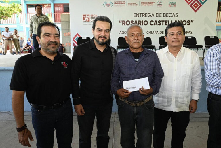 Chiapa de Corzo recibe constancias de alfabetización y becas ‘Rosario Castellanos’