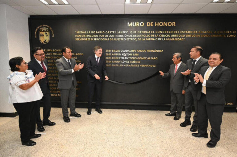 Impone Eduardo Ramírez Medalla ‘Rosario Castellanos’ a Natalio Hernández Hernández