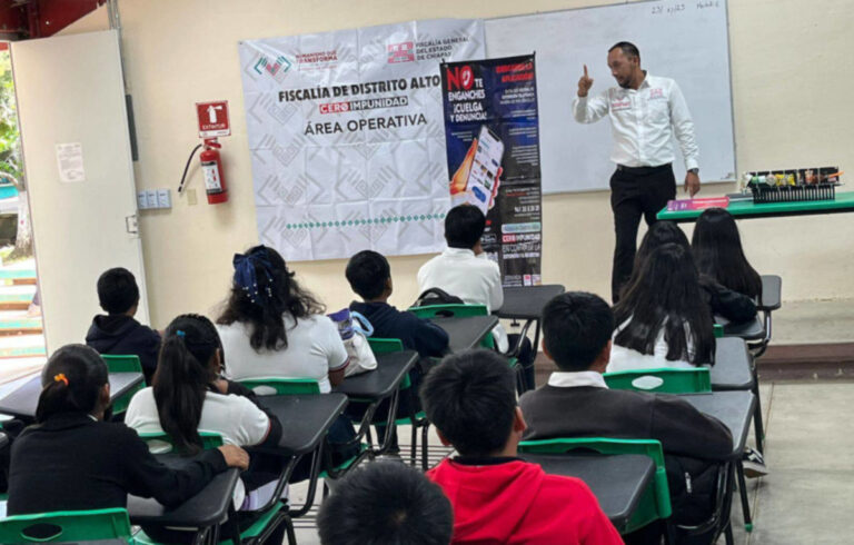 Instalan stand informativo e imparten pláticas a estudiantes en Bochil